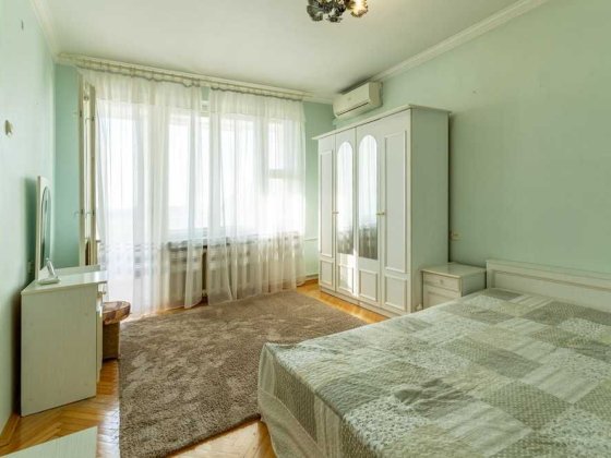 Печерськ 3-кімнатна біля метро ЦЕНТР 2 окремі спальні