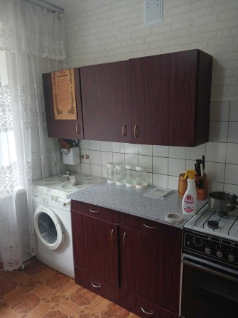 Здам 2 кімнатну квартиру метро пішкі .Газ , перший поверх - фото 1