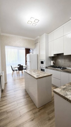 Пропонується в довгострокову оренду стильна та простора 2-кімнатна квартира з сучасним ремонтом. - фото 1