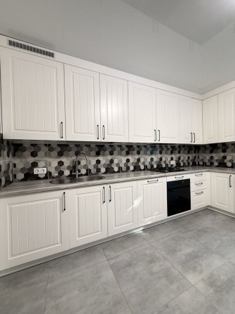 Оренда СУЧАСНОЇ 3х НОВОБУДОВИ 90м2, РУСЬКА (МЕБЛІ МАЙЯ), ГАЗОВИЙ котел, свій просторий ГАРАЖ + парко - фото 1