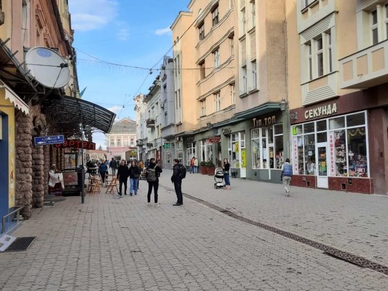 Здається в оренду прлстора і світла  квартира у Центральній частині міста поблизу площі Жупанатсьеої