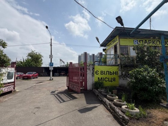 Оренда паркомісць  вул. Березняківська, 17