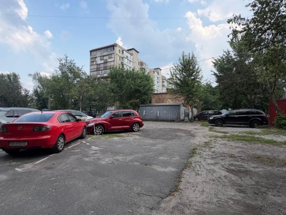 Оренда паркомісць пр-т Лісовий, 6