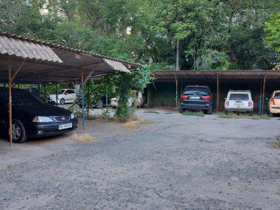 Стоянка  крытая охраняемая  Таирова ул.Семьи Глодан д.8/Левитана Одеса
