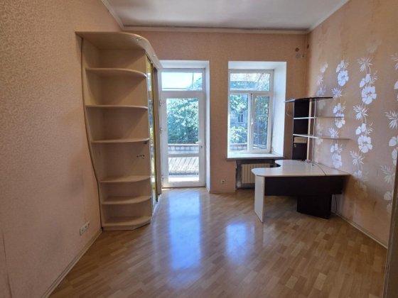 Сдам 3 комн квартиру в центре/район Медуниверситета.Фото в личку.2 эт.