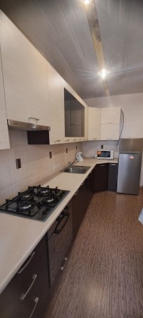 Сдам 2 к.кв.  с ремонтом 4/9  р-н ТРК Украина, пр.Юбилейный 61 Б, ЖК Квартет - фото 1