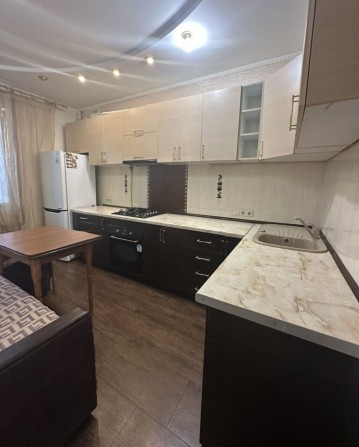 Аренда ‼️ 1о ком 50м кв  1этаж  газ  ЖК на Королева - фото 1