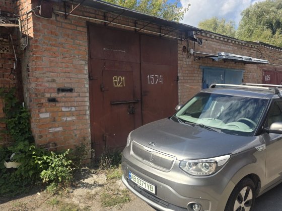 продам гараж з кімнатою в пирогово Березина
