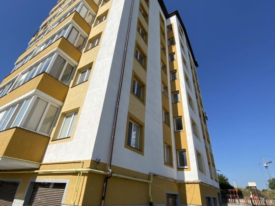 Продається гараж в будинку по вигідній ціні за велику площу. Обмін на авто Угринов