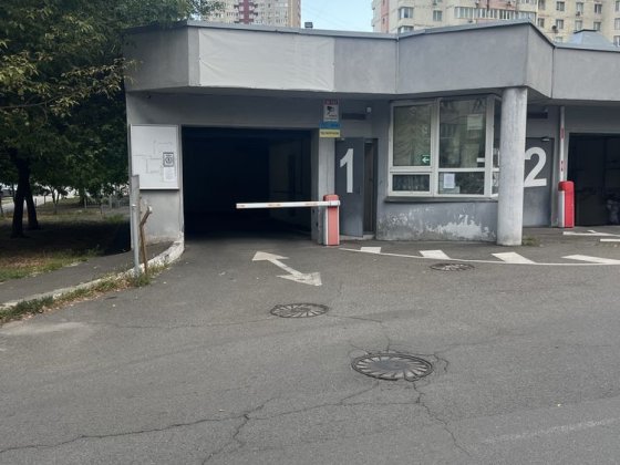 Продам паркомісце в підземному паркінгу вул.Срібнокільська ,1