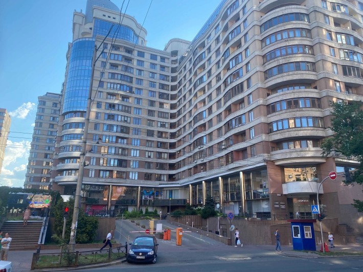 Продаж паркомісця ,ЖК Дипломат холл , вул.Жилянська 59 - фото 1
