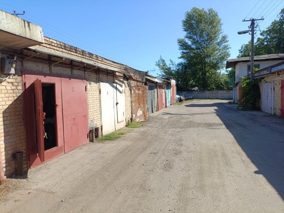 Продам гараж в кооперативі Кристал, південна сторона Вишневого, приватизований, цегляний на два авто Вишневое