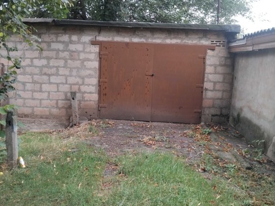 гараж капитальный из шлакоблока,во дворе дома Кривой Рог