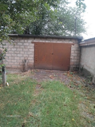 гараж капитальный из шлакоблока,во дворе дома - фото 1