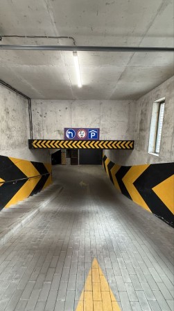 підземний критий паркін ЖК Софіївські Липки центр Свободи 3С  доступ 24/7 охорона Wi-Fi укриття ліфт - фото 1