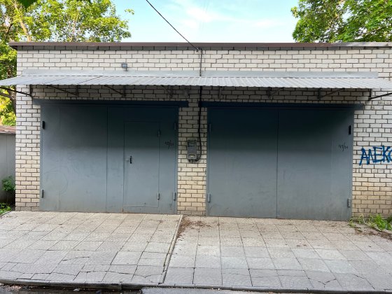 Продам гараж, на две машины 50кв м 604 м/р тракторостроителей 102г Харьков