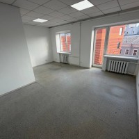 Здам офіс в центрі Міста. 5\5. свій балкон, 2 вікна С/В на поверху. Днепр