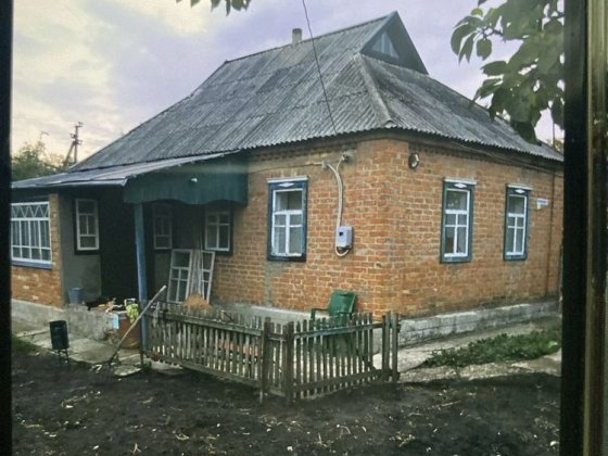 Продається будинок в місті Городище Черкаськоі області. Будинок з пічним опаленням. У дворі є криниц Городище