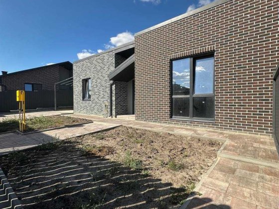 Одноповерховий кутовий дуплекс в Гостомелі, 100 м², ділянка 3,5 сотки Газ. КМ — 95 000 $  Готові Док