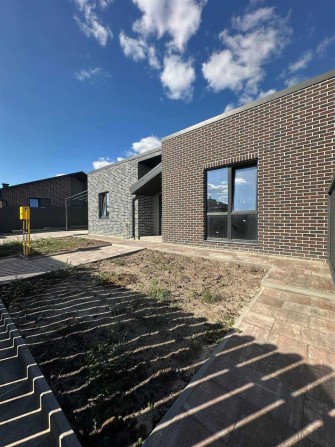 Одноповерховий кутовий дуплекс в Гостомелі, 100 м², ділянка 3,5 сотки Газ. КМ — 95 000 $  Готові Док - фото 1