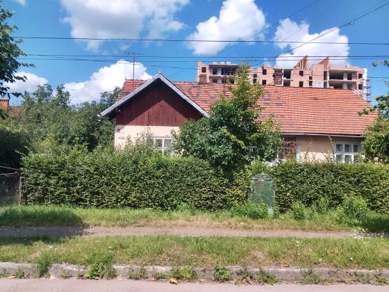 ПРОДАЄТЬСЯ ПІВОСОБНЯК  В центрі міста Коломиї Коломыя