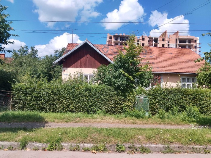 ПРОДАЄТЬСЯ ПІВОСОБНЯК  В центрі міста Коломиї - фото 1
