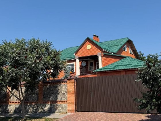 Продам 2-х  поверховий будинок в центрі міста Лубны