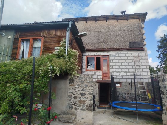 Частина будинку з окремою адресою в гарному місці біля річки, недалеко зупинки та центр міста, без з Малин