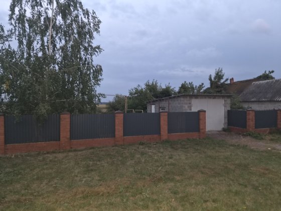 Продам будинок під ремонт. В селі Хащове. Е світло,газ,новый гараж та господарські будівлі Самар