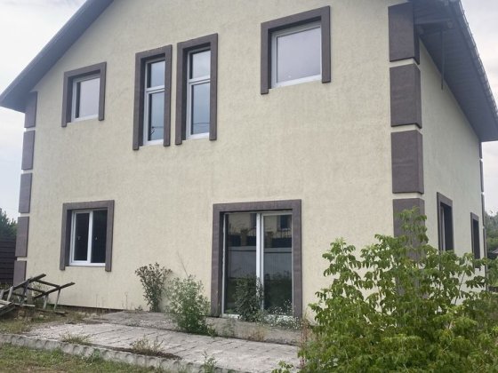 Будинок між лісом та горою