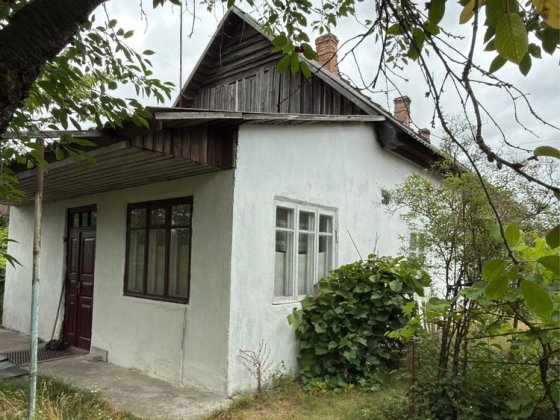 Продається частина будинку з власним подвірʼям в затишному районі. Сарни