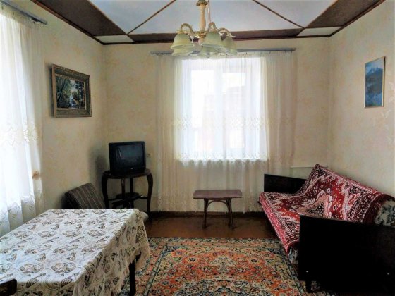 Затишний, готовий до проживання будинку є усі комунікації. Власна теплиця, сад та виноградник. Ділян Старокостянтинів