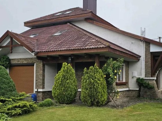 Продається двоповерховий будинок у Трускавці з доглянутою територією та красивим ландшафтним дизайно Трускавец