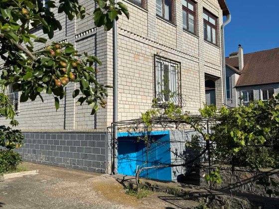 Продаж будинку з додатковою земельною ділянкою 0,1га , з літньою кухнею  у місті далеко від мегаполі Южноукраинск