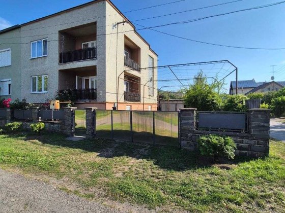 Продаж двоповерхового будинку з ділянкою та комерцією | м. Тячів Тячев