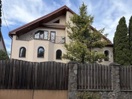 Продаж просторого будинку для великої родини Мінай