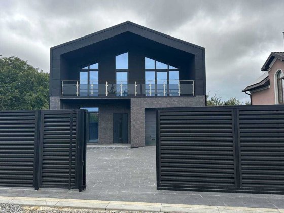 Сучасний заміський будинок преміум-класу з гаражем та земельною ділянкою в Угорниках Угорники
