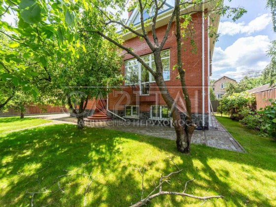 Продається двоповерховий будинок+ цокольний рівень  330 м²  11 соток Козин Велика дамба близькість д