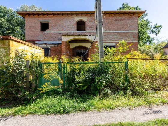 Пропонується просторий будинок у мальовничій локації Гатного серед природи — всього 1,5 км до Озеро  Гатне