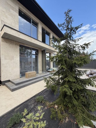 Продаж сучасного будинку 230 м² з басейном та SPA поруч з Києвом, закрите містечко - фото 1