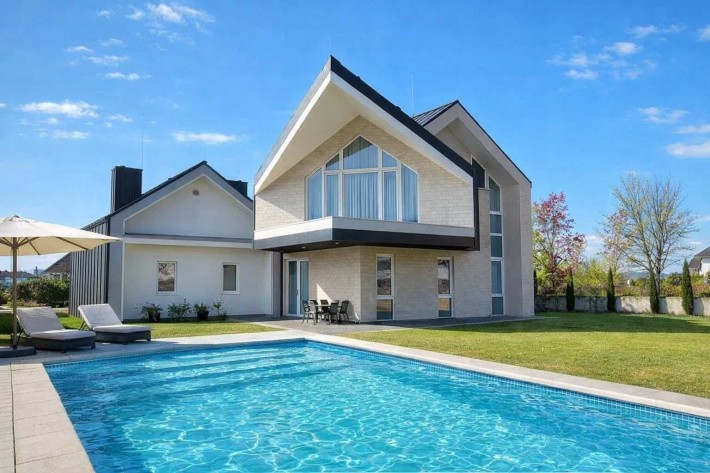 Продаж унікального будинку 297 м² з басейном, ставком і панорамою 15 соток,  4 спальні,  4 с/в,  гар - фото 1