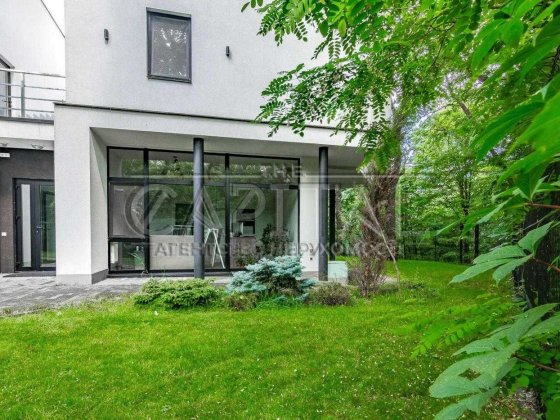 Продаж ексклюзивного  будинку в с. Нові Петрівці, земля 50 гектарів