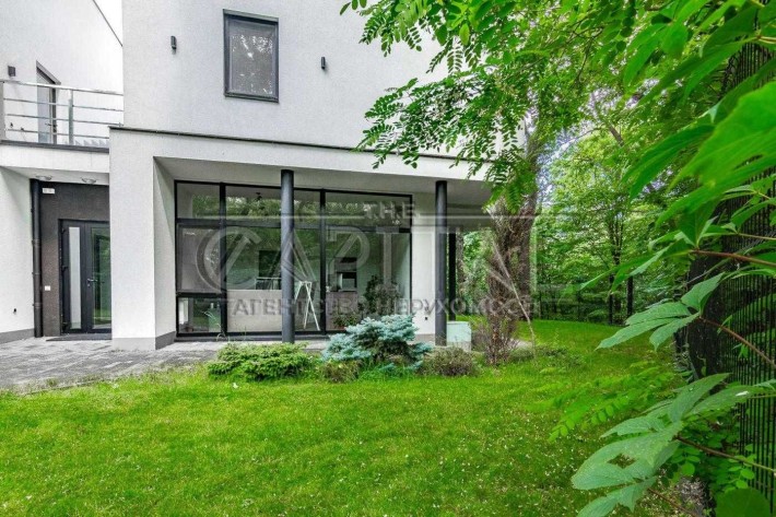 Продаж ексклюзивного  будинку в с. Нові Петрівці, земля 50 гектарів - фото 1