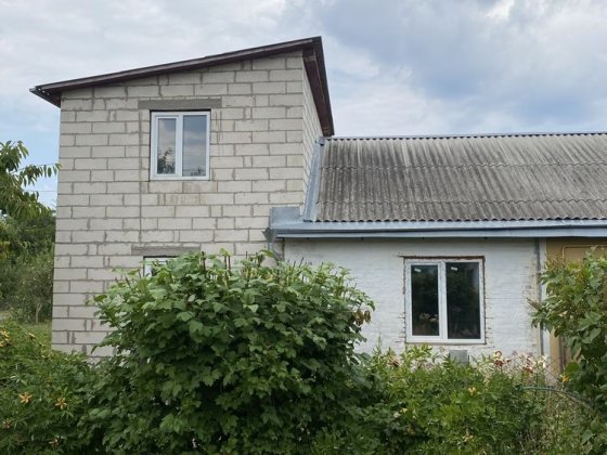 Продам пів будинку в мальовничому м.Ржищів, що знаходиться на березі Дніпра з великою ділянкою Ржищів
