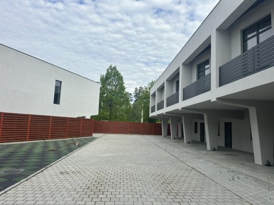 Продаються сучасні  танхауси в селі Бобриця біля лісу та великого озера. Бобриця