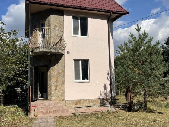 Дачний будинок біля води