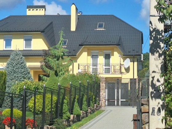 Продаж будинку з басейном і сауною  488м² Самбір