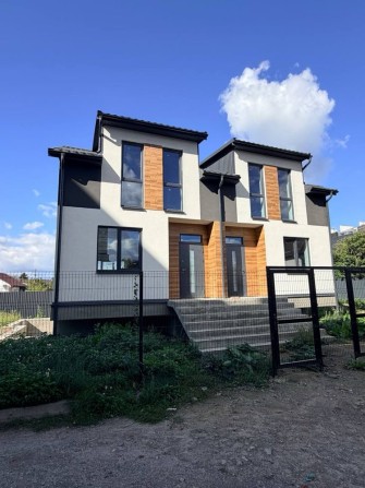 Продаж котеджу -спарки у Пустомитах, центр міста , ділянка 3 сот - фото 1