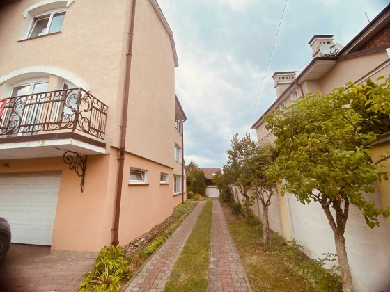 Терміновий продаж приватної садиби з двох будинків у передмісті Львова Конопниця