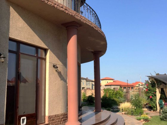 Продається якісний будинок в Совіньйоні з червоної цегли. Лиманка